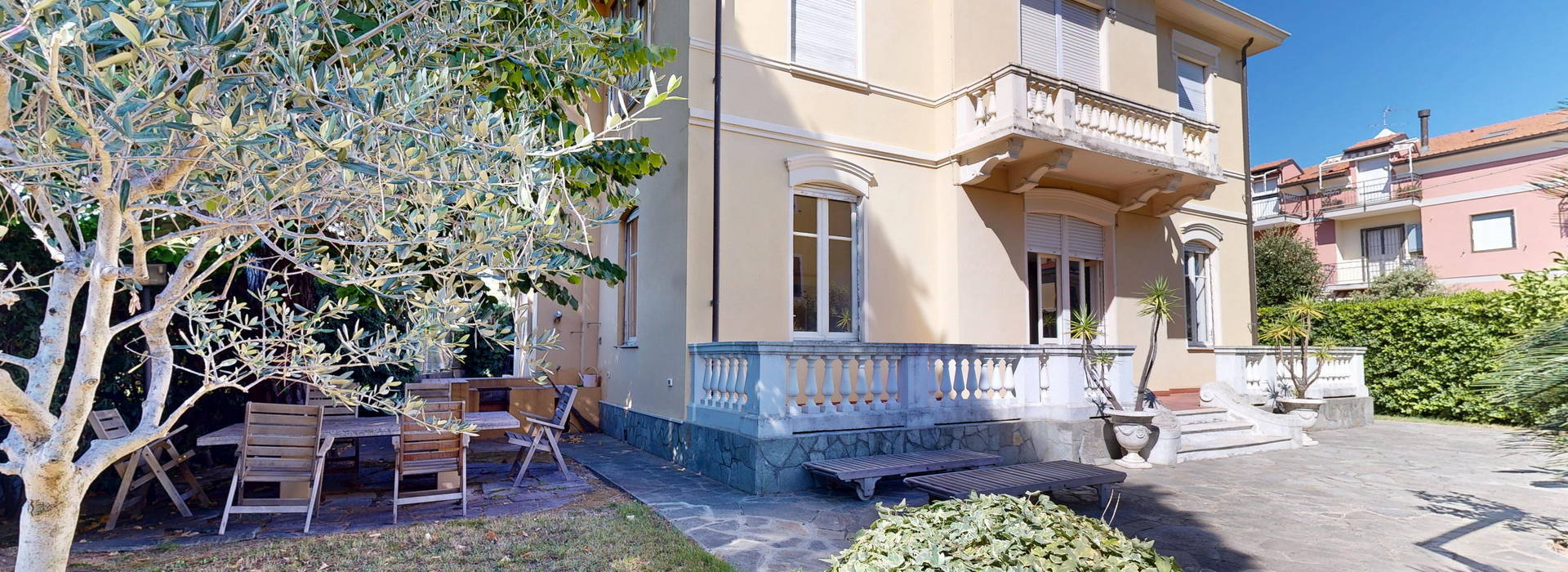 <small>LOANO – VIALE RIMEMBRANZA</small>PIANO DI VILLA CON PARCO E DEPENDANCE
