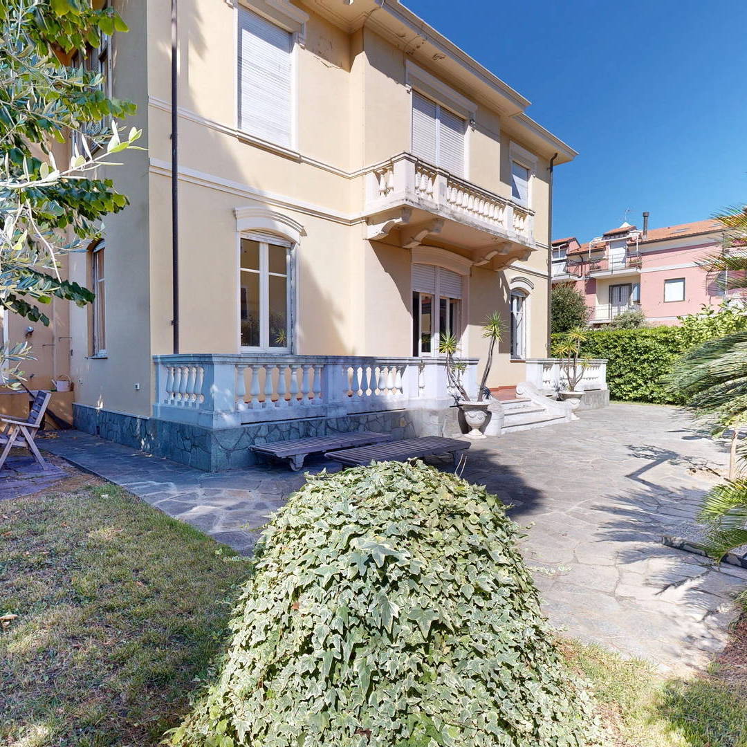 A Loano piano di Villa con parco e dependance a 400 m dalle spiagge