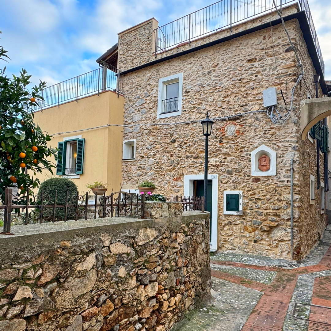 A Tovo San Giacomo caratteristica casa ligure in condizioni perfette in Borgata Poggio