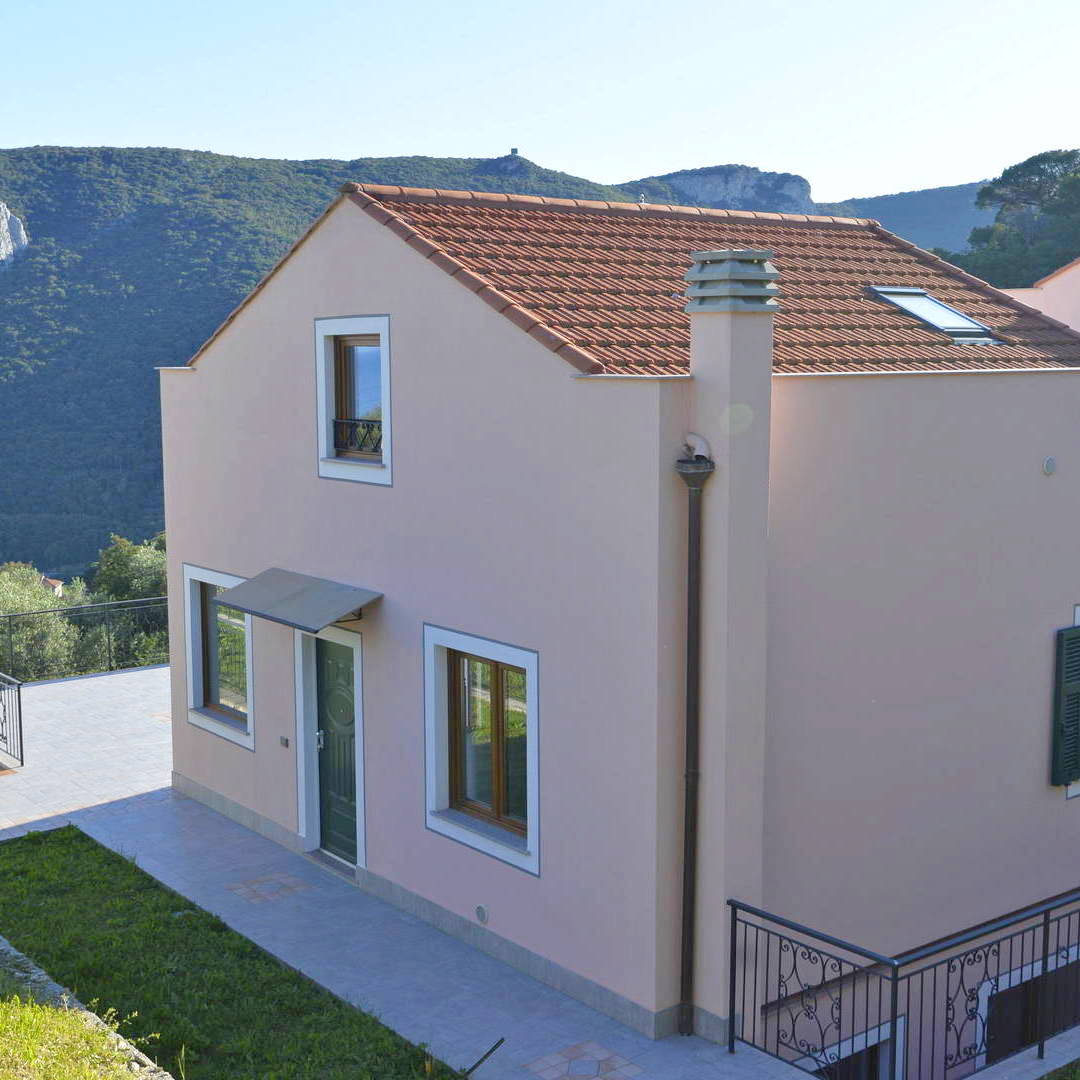 Finale Ligure – Villa a schiera nuova con terrazzo vista mare, giardino e box