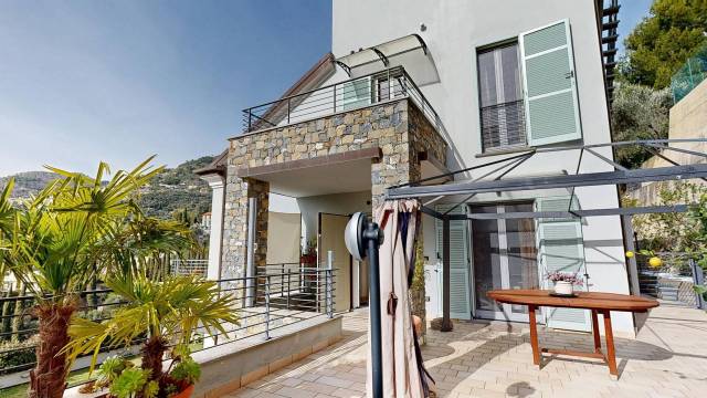 Alassio – Villa a schiera con box auto, giardino e piscina