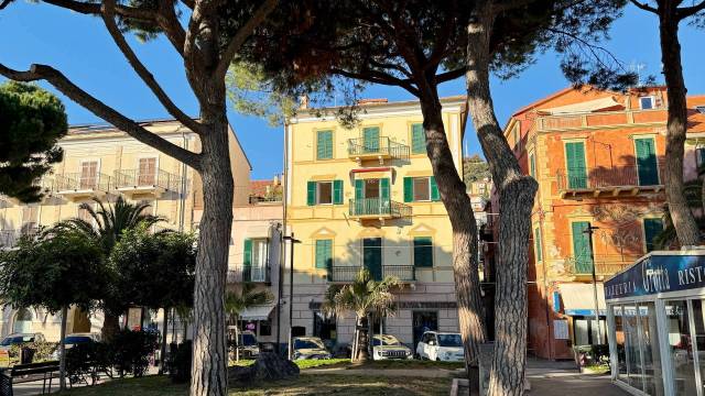 Finale Ligure – Quadrilocale fronte mare nel centro storico