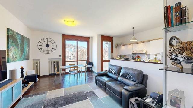 Savona – Elegante trilocale con box auto in Corso Ricci