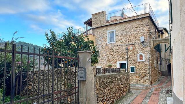 Tovo San Giacomo – Caratteristica casa ligure in Borgata Poggio